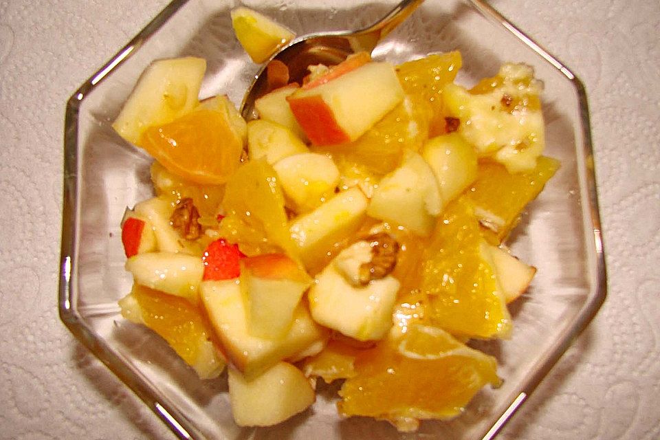 Gelber Obstsalat mit Walnüssen