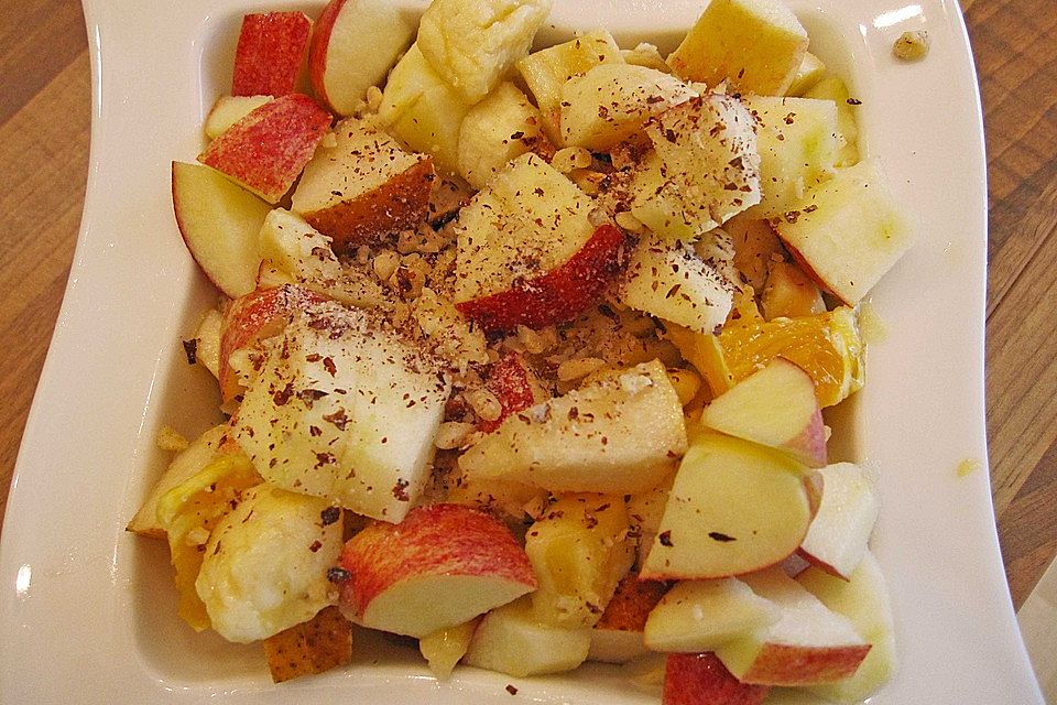 Gelber Obstsalat mit Walnüssen