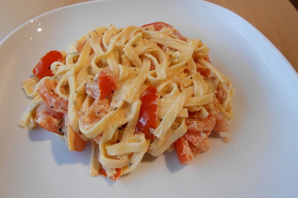 Farfalle mit rohen Tomaten