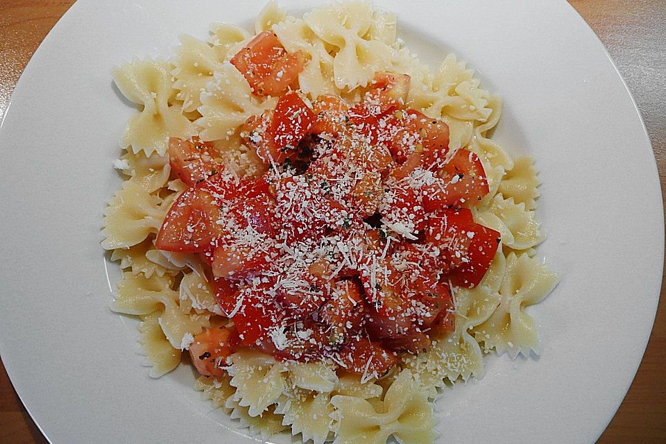 Farfalle mit rohen Tomaten