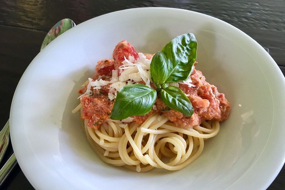 Spaghetti mit kaltem Sugo