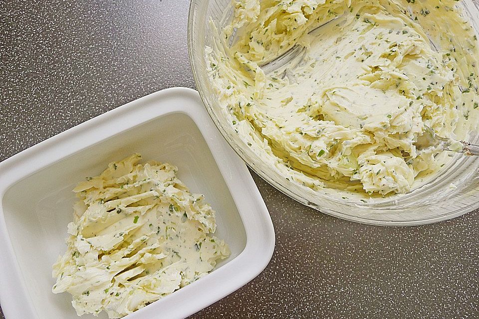 Kräuterbutter mit Knoblauch