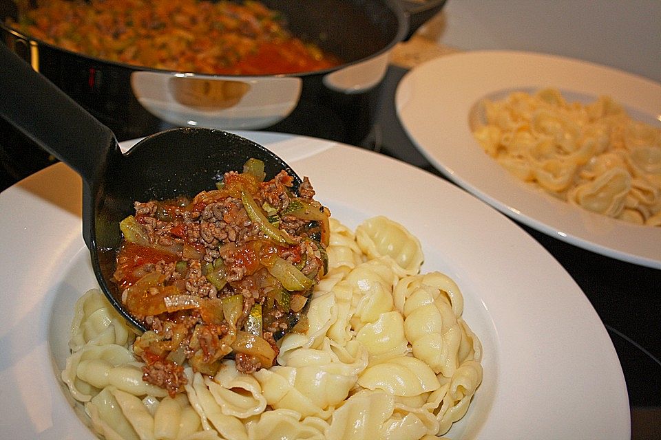 Hackfleisch - Zucchini - Tomaten - Soße