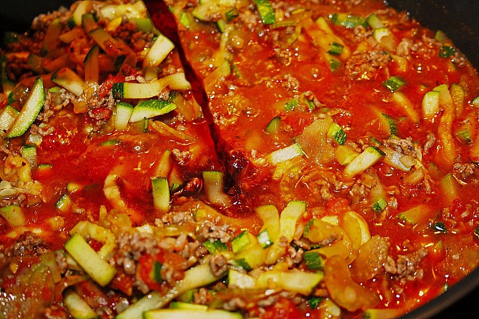 Hackfleisch - Zucchini - Tomaten - Soße