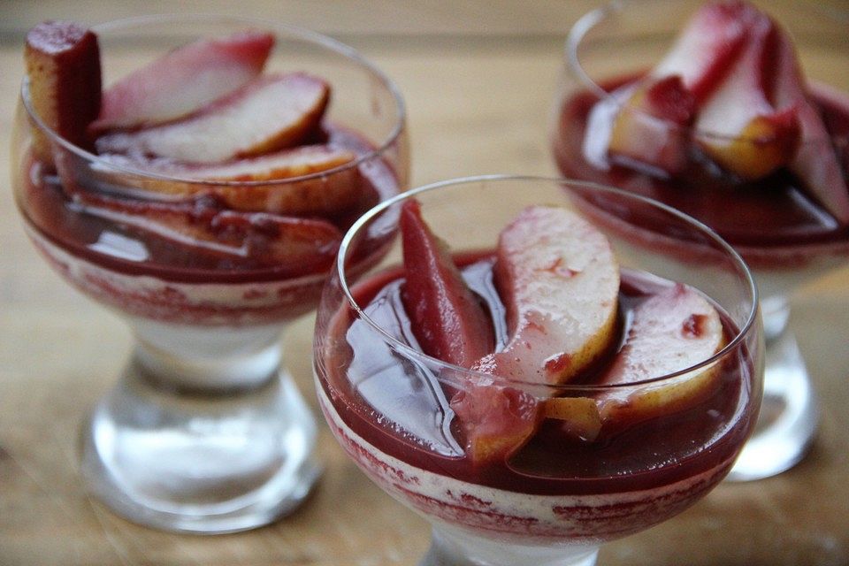 Weißes Lebkuchenmousse mit Glühweinbirnen