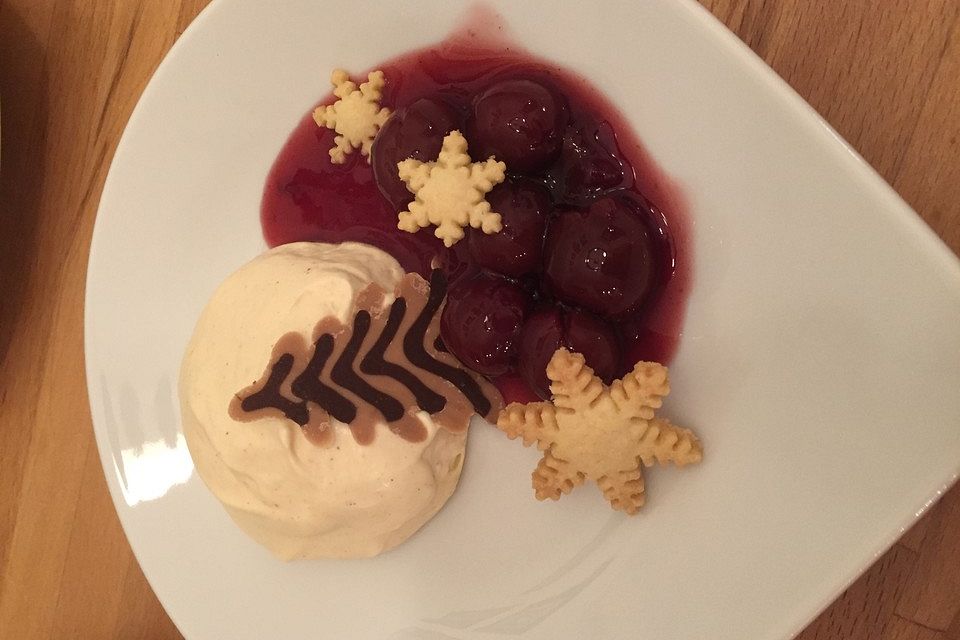 Weißes Lebkuchenmousse mit Glühweinbirnen