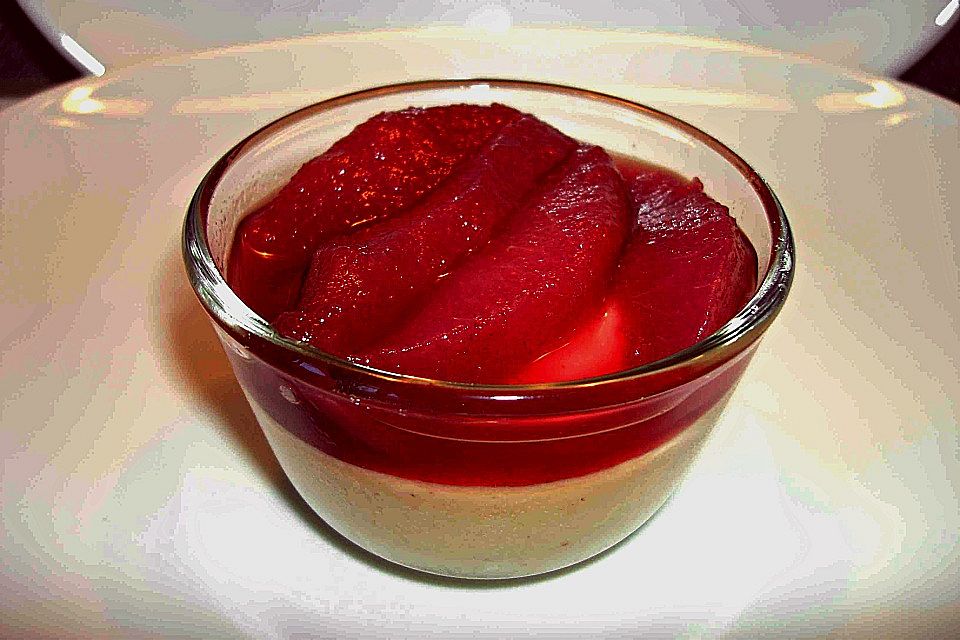 Weißes Lebkuchenmousse mit Glühweinbirnen