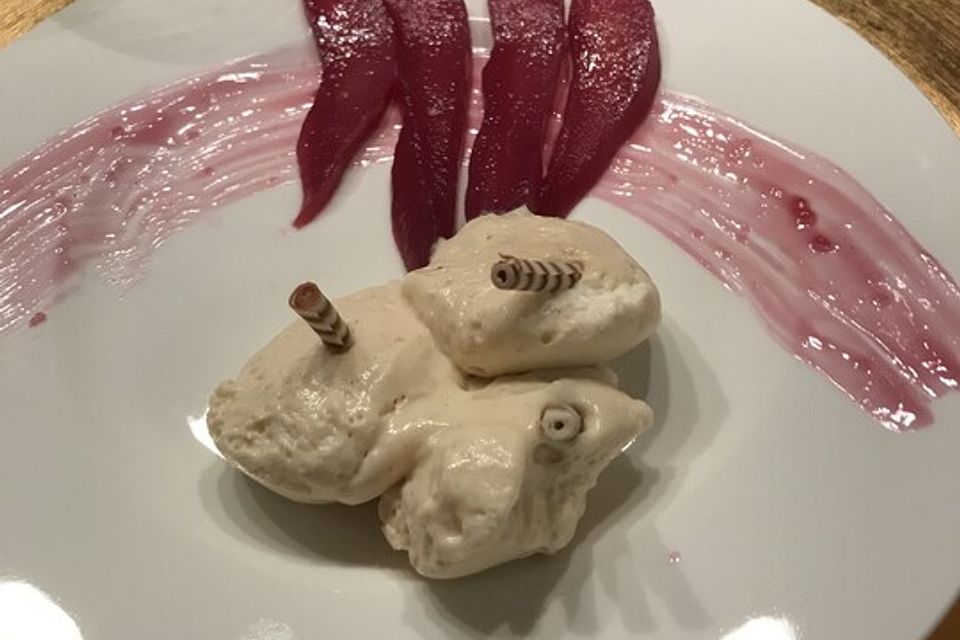 Weißes Lebkuchenmousse mit Glühweinbirnen