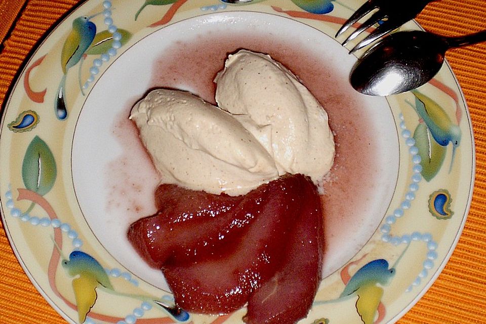 Weißes Lebkuchenmousse mit Glühweinbirnen