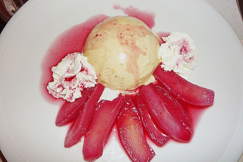 Weißes Lebkuchenmousse mit Glühweinbirnen