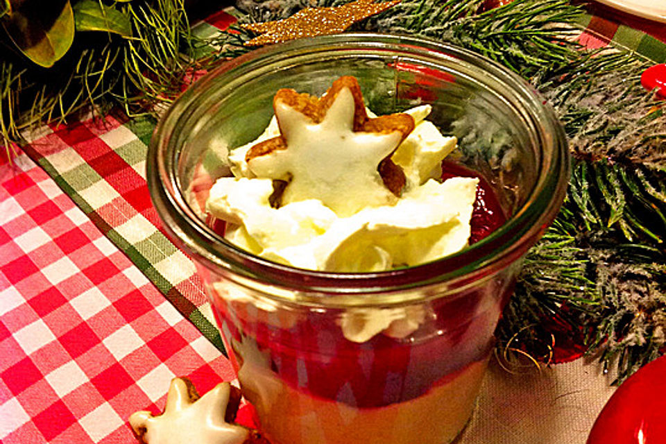 Weißes Lebkuchenmousse mit Glühweinbirnen