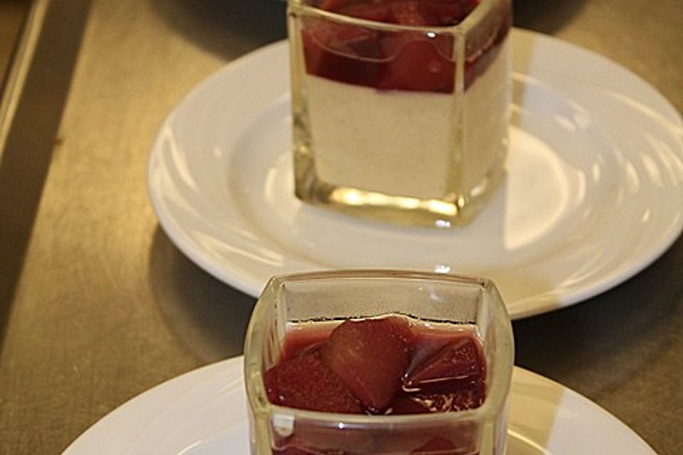 Weißes Lebkuchenmousse mit Glühweinbirnen