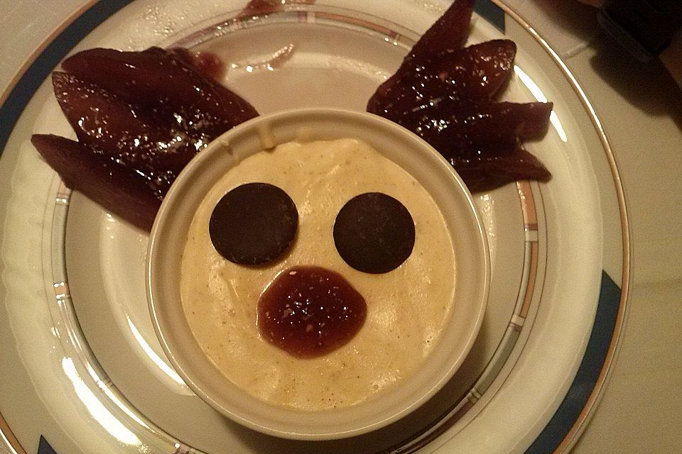 Weißes Lebkuchenmousse mit Glühweinbirnen