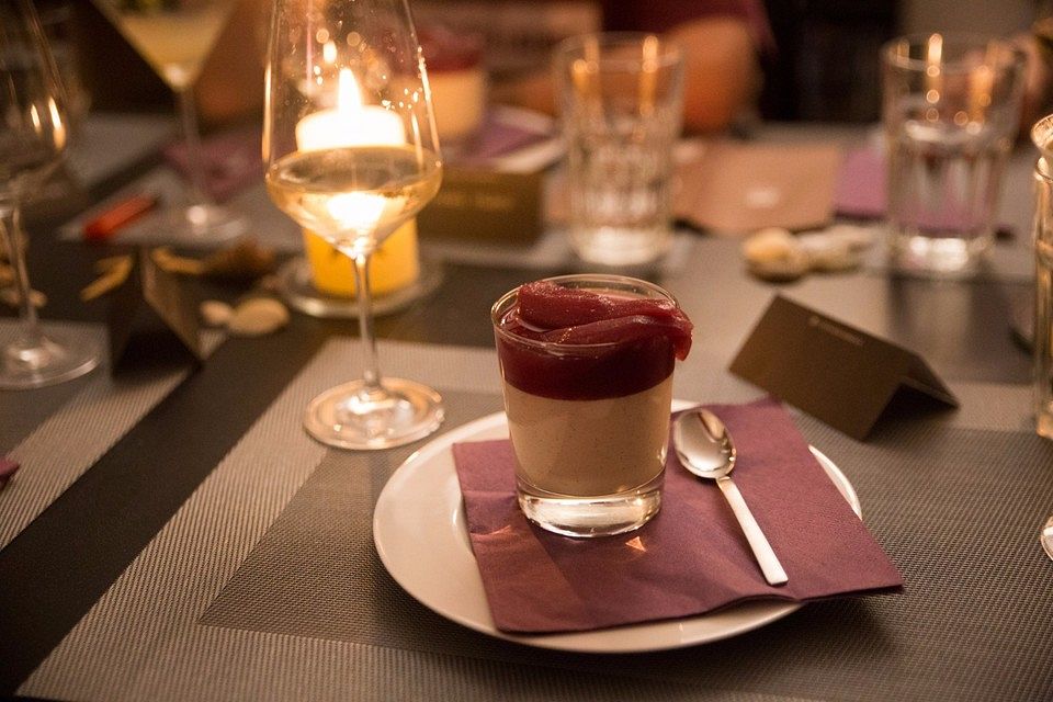 Weißes Lebkuchenmousse mit Glühweinbirnen