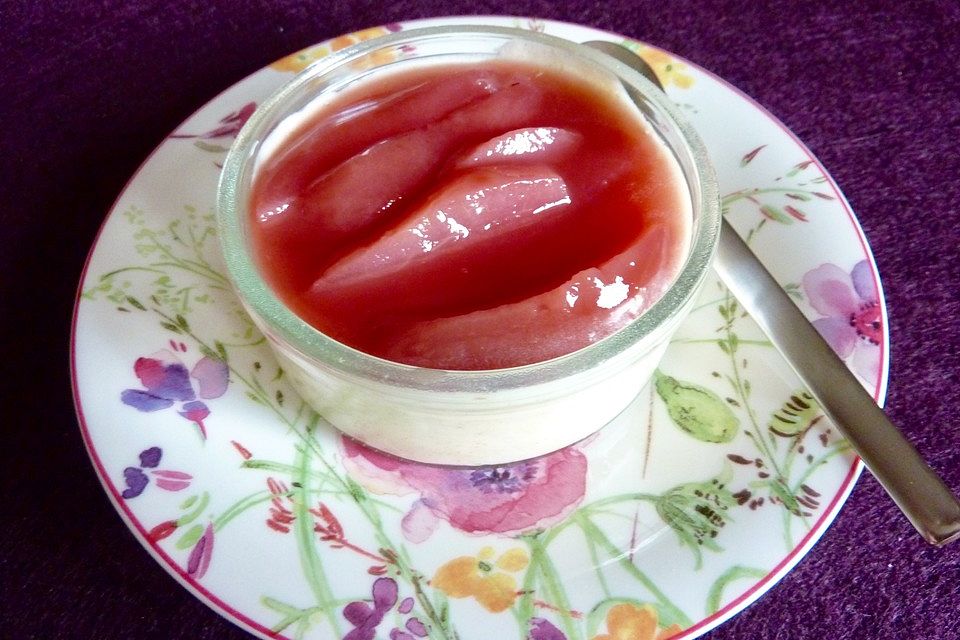 Weißes Lebkuchenmousse mit Glühweinbirnen