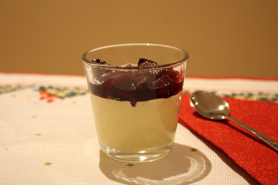 Weißes Lebkuchenmousse mit Glühweinbirnen