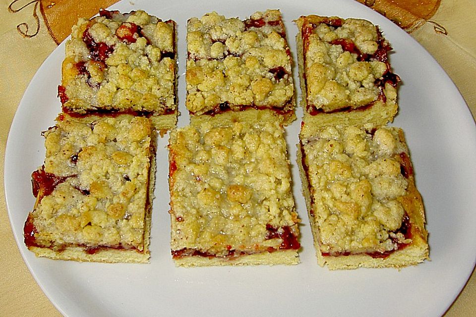 Streuselkuchen mit Erdbeermarmelade