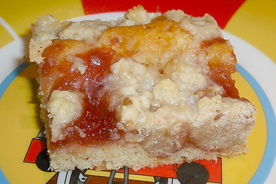 Streuselkuchen mit Erdbeermarmelade