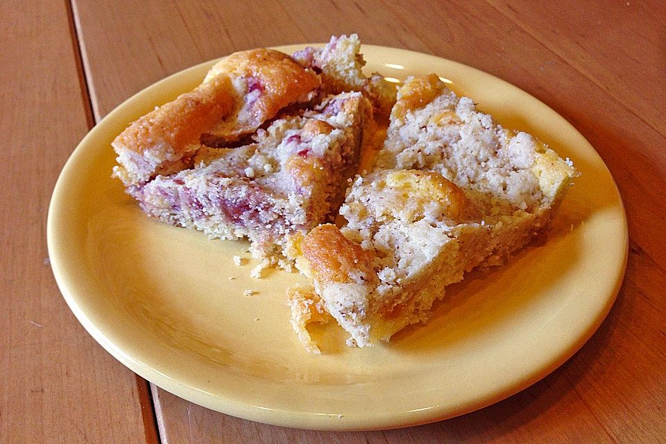 Streuselkuchen mit Erdbeermarmelade