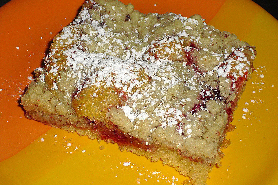 Streuselkuchen mit Erdbeermarmelade