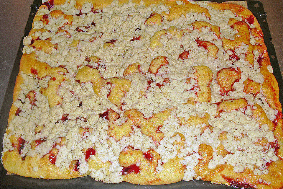 Streuselkuchen mit Erdbeermarmelade