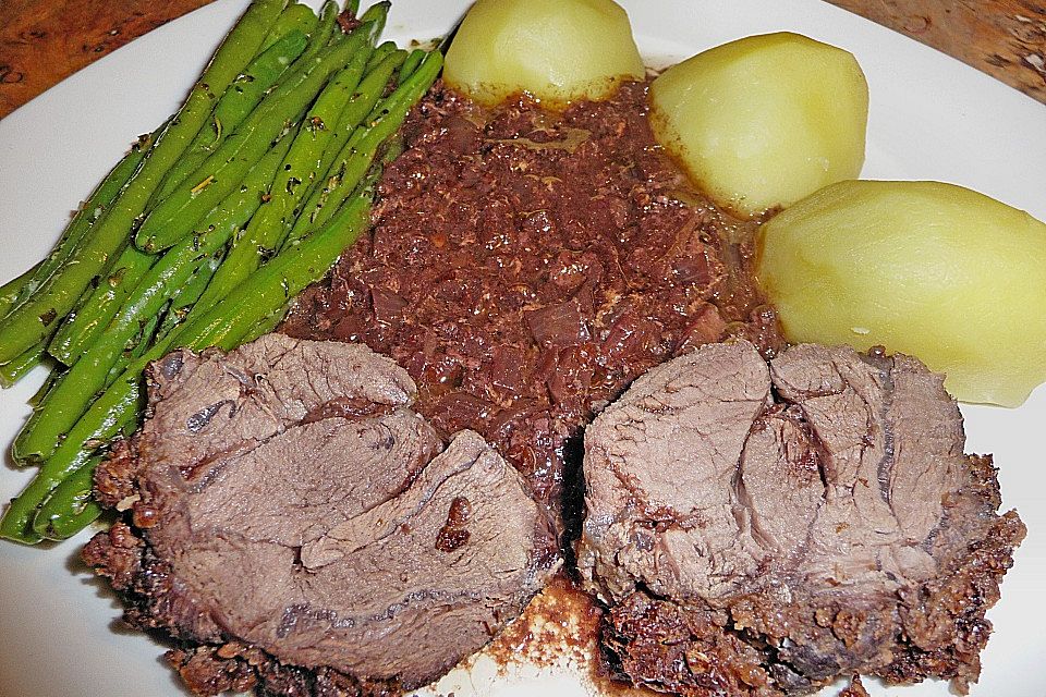 Hirschbraten mit Schwarzbrotbröselsauce