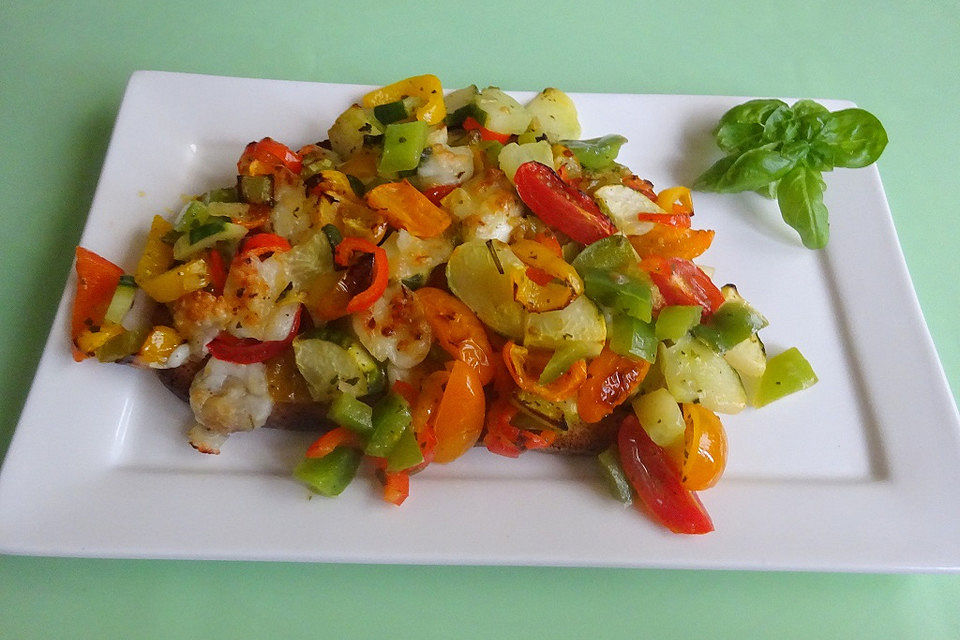 Gemüsemischmasch auf Brot