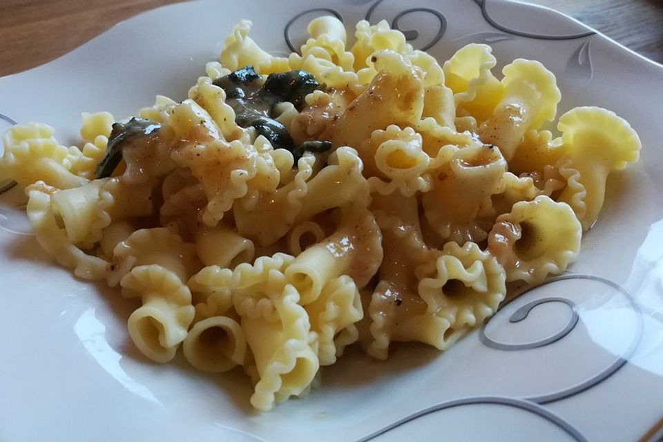 Pasta mit Salbei-Käsesoße