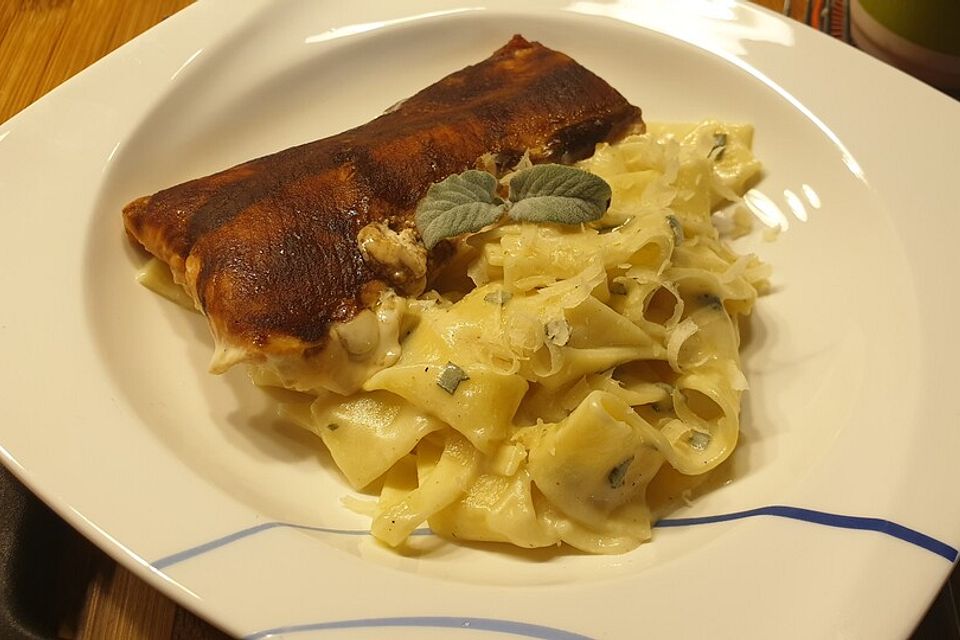 Pasta mit Salbei-Käsesoße