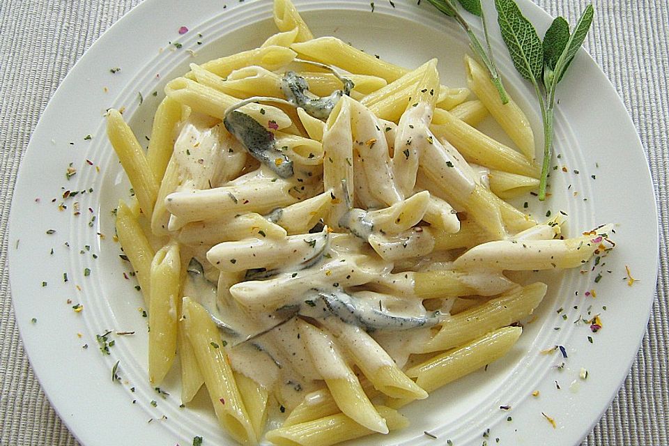 Pasta mit Salbei-Käsesoße