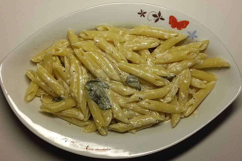 Pasta mit Salbei-Käsesoße