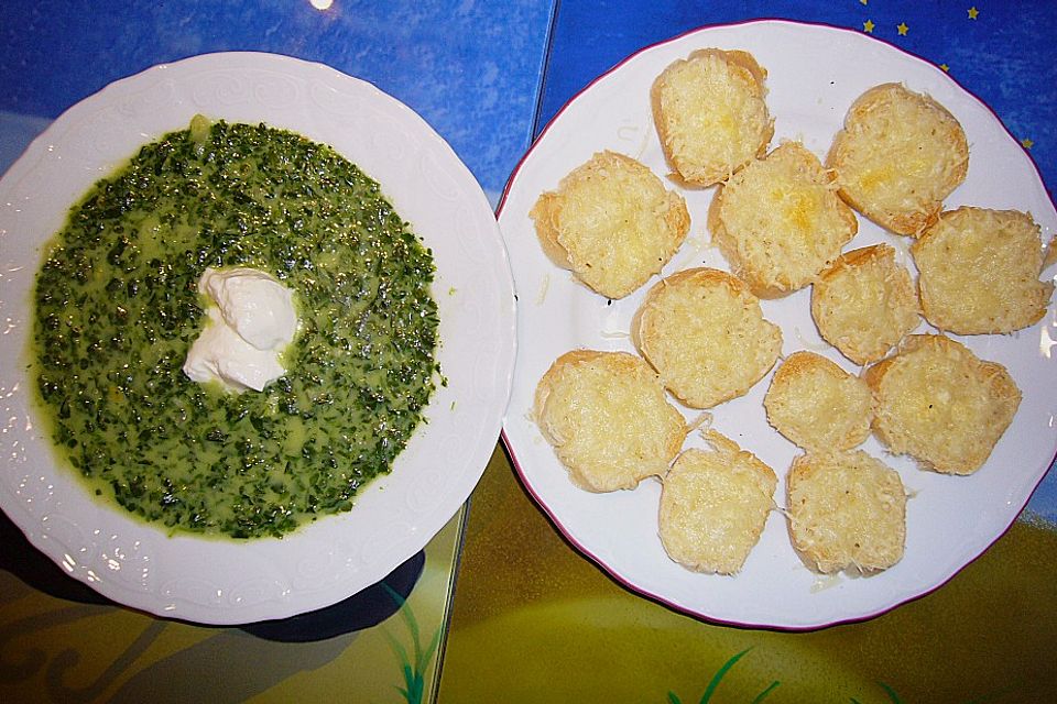 Sahnige Spinatsuppe mit Käsekrusteln