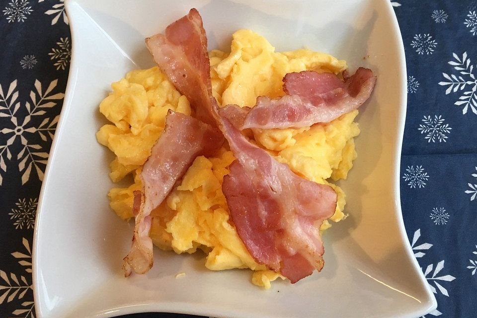 Scrambled eggs with bacon