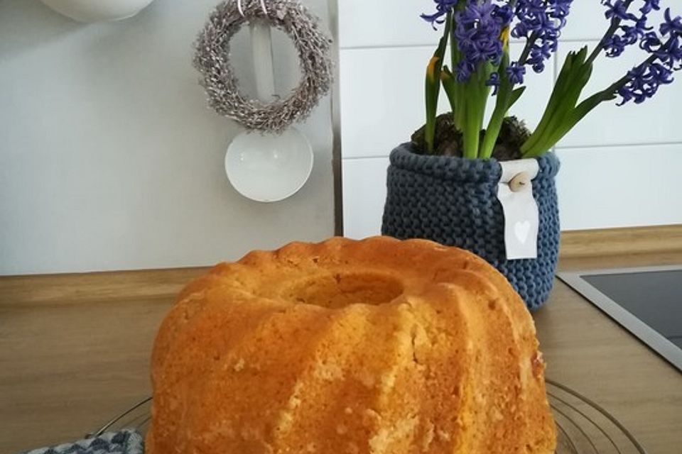 Eierlikör - Napfkuchen mit  Äpfeln