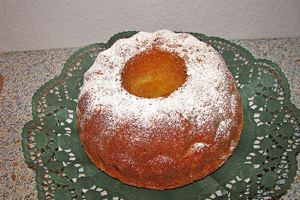 Eierlikör - Napfkuchen mit  Äpfeln