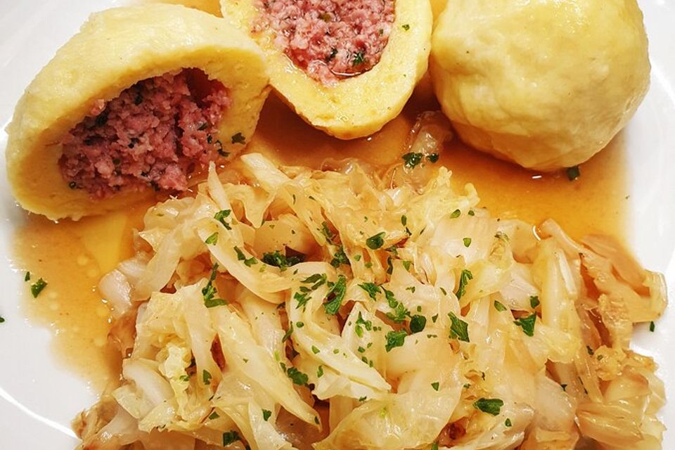 Österreichische Wurstknödel aus Kartoffelteig