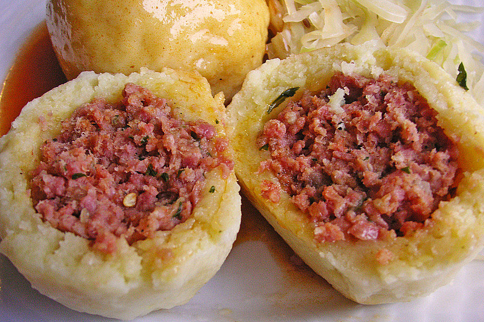 Österreichische Wurstknödel aus Kartoffelteig