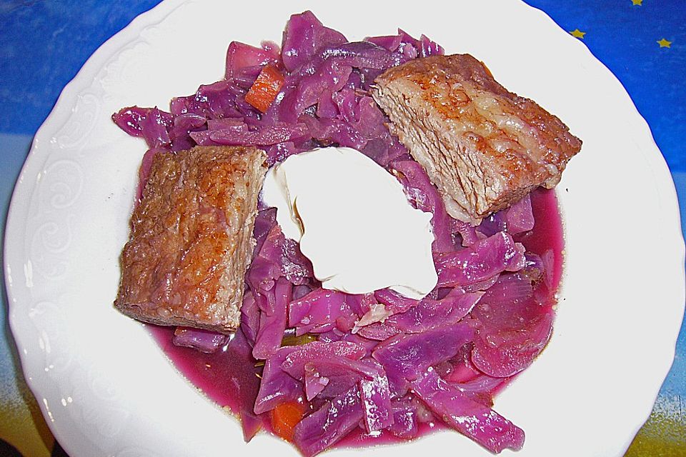 Rotkohlsuppe mit Rindfleisch