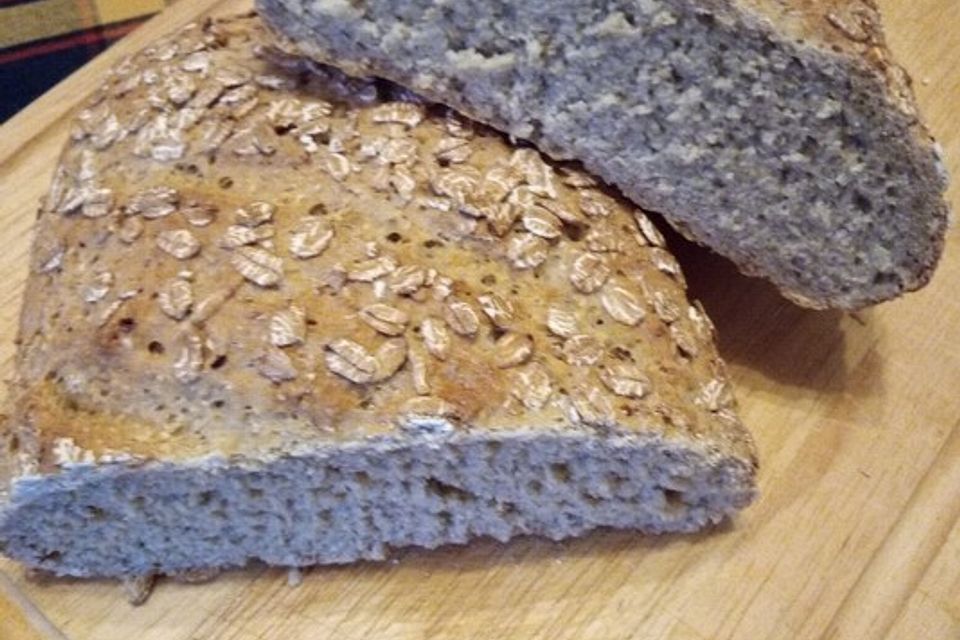 Dunkles Landbrot mit Hafer