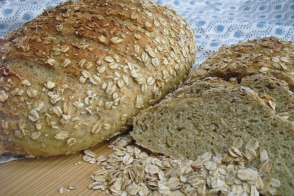 Dunkles Landbrot mit Hafer