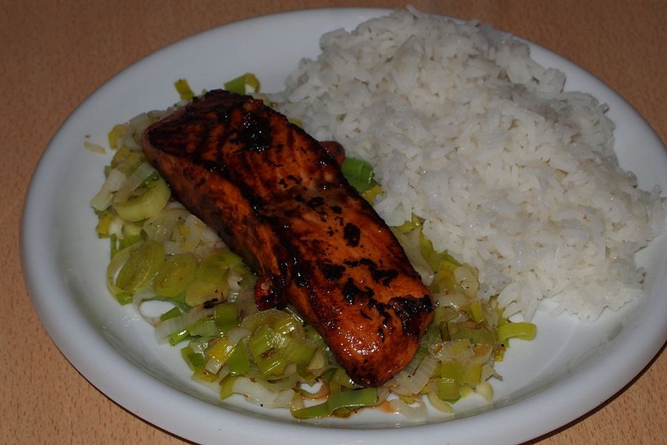 Lachs-Teriyaki auf Porreegemüse