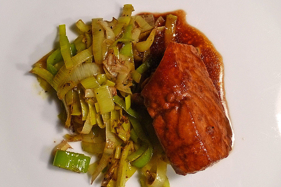 Lachs-Teriyaki auf Porreegemüse