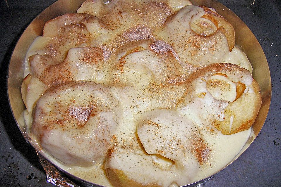 Bratapfelkuchen mit ganzen Äpfeln