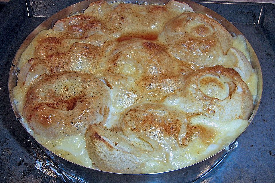 Bratapfelkuchen mit ganzen Äpfeln