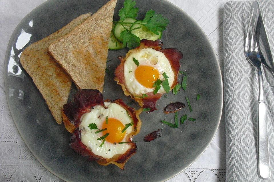 Frühstücksei im Schinkenmantel