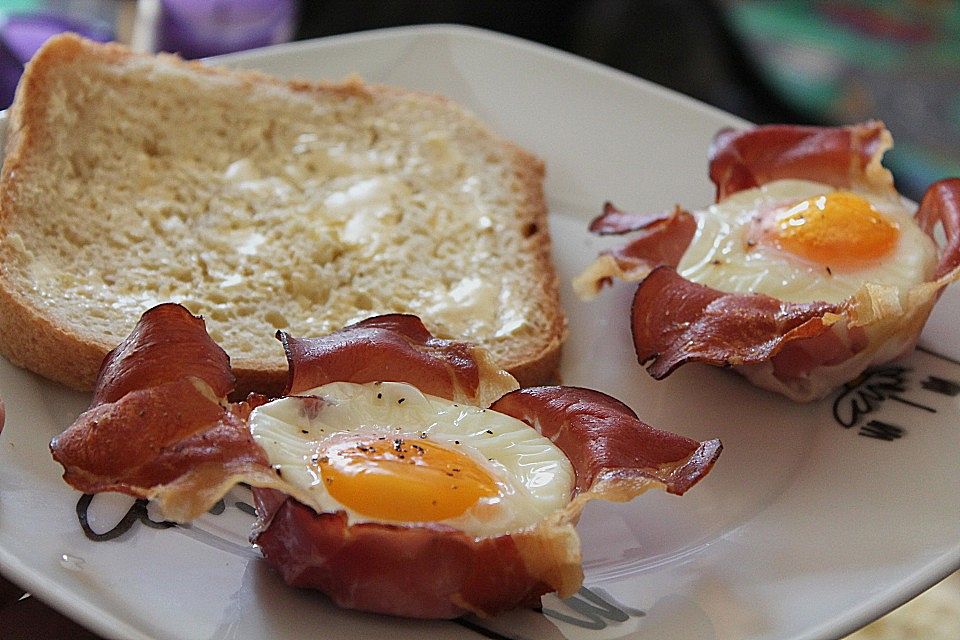 Frühstücksei im Schinkenmantel