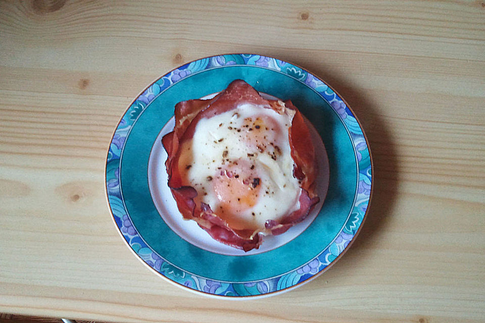 Frühstücksei im Schinkenmantel