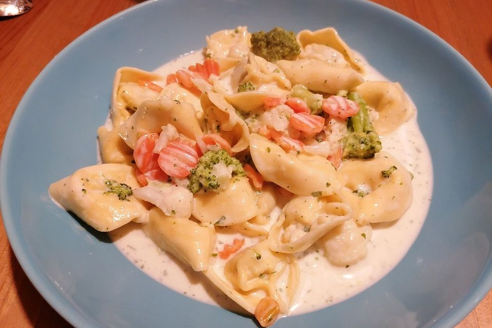 Tortellini mit Kaisergemüse - Käsesoße