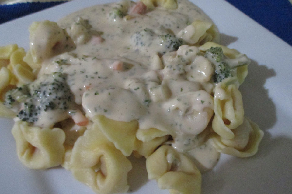 Tortellini mit Kaisergemüse - Käsesoße