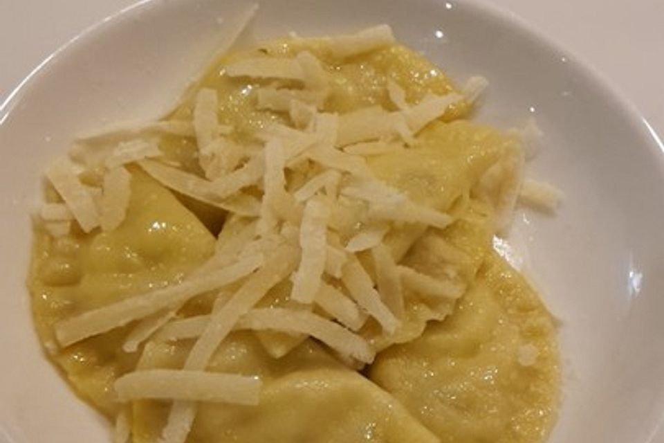 Ravioli mit würziger Frischkäsefüllung